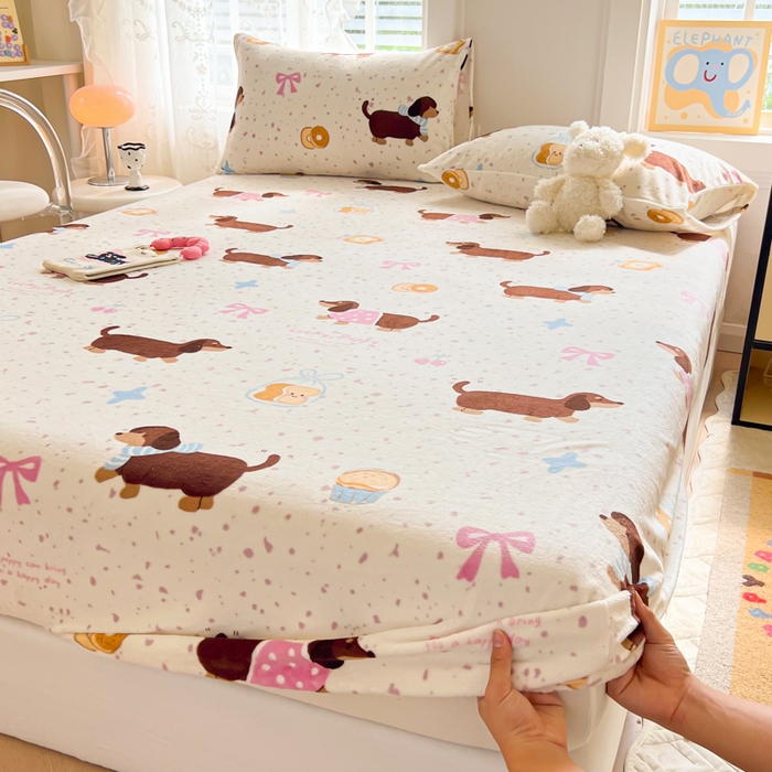 91家纺网 家纺一手货源 找家纺 吉象家纺 2024新款牛奶绒卡通印花单床笠 面包香肠狗