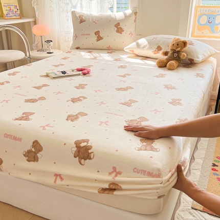 91家纺网 家纺一手货源 找家纺 吉象家纺 2024新款牛奶绒卡通印花单床笠 幸运熊