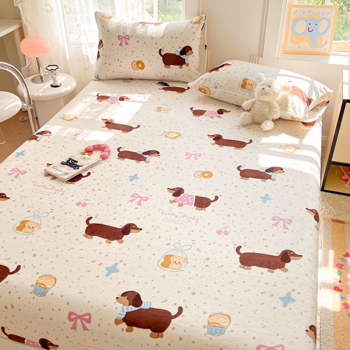 91家纺网 家纺一手货源 找家纺 吉象家纺 2024新款牛奶绒卡通印花单床笠 面包香肠狗