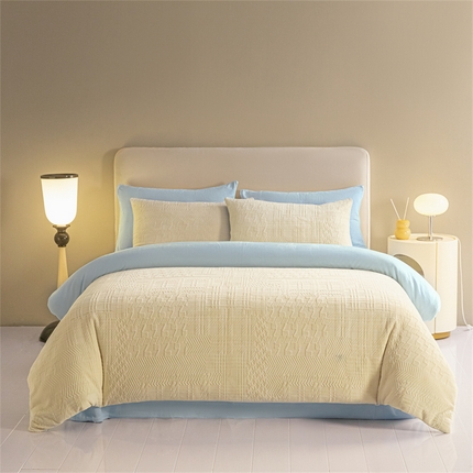 91家纺网 家纺一手货源 找家纺 2024新款A类高克重华夫格雕花绒四件套-棚拍图 雕花绒-奶黄+天空蓝