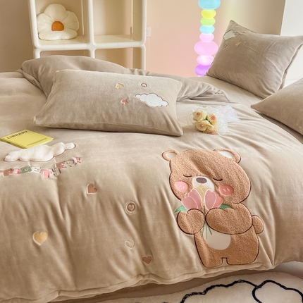 91家纺网 家纺一手货源 找家纺 （总）耀悦家纺 2024新款A类卡通大版贴布绣牛奶绒四件套