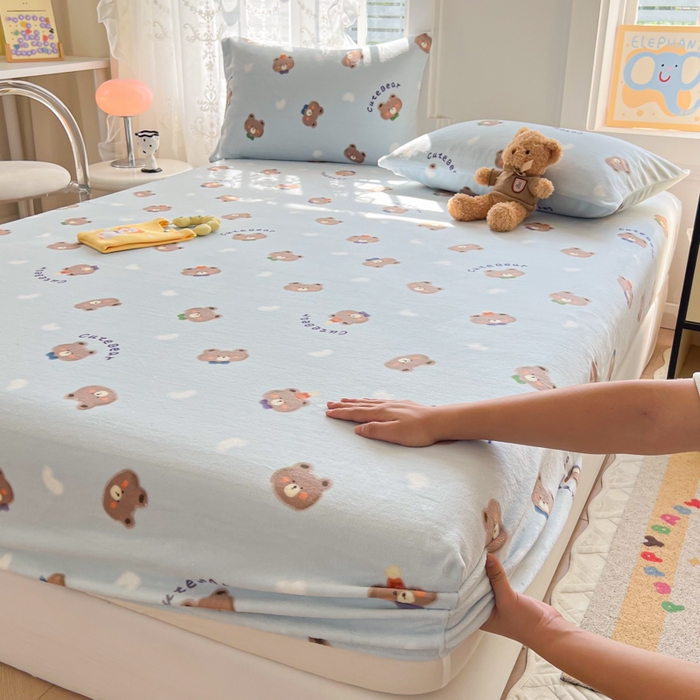 91家纺网 家纺一手货源 找家纺 吉象家纺 2024新款牛奶绒卡通印花单床笠 领带熊