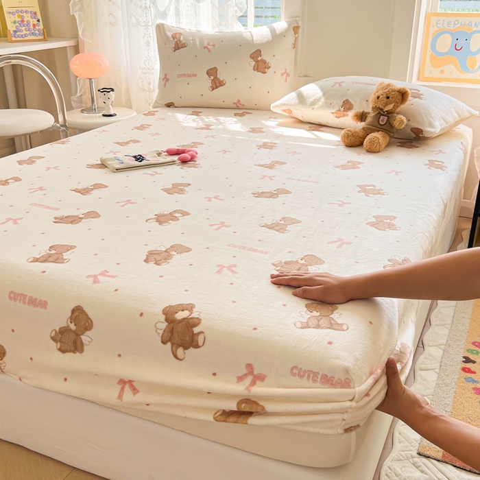 91家纺网 家纺一手货源 找家纺 吉象家纺 2024新款牛奶绒卡通印花单床笠 幸运熊