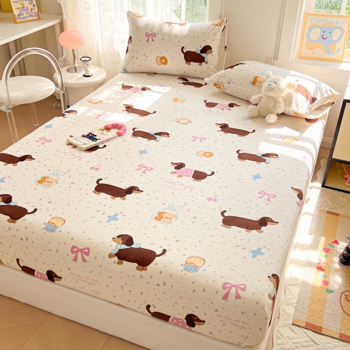 91家纺网 家纺一手货源 找家纺 吉象家纺 2024新款牛奶绒卡通印花单床笠 面包香肠狗