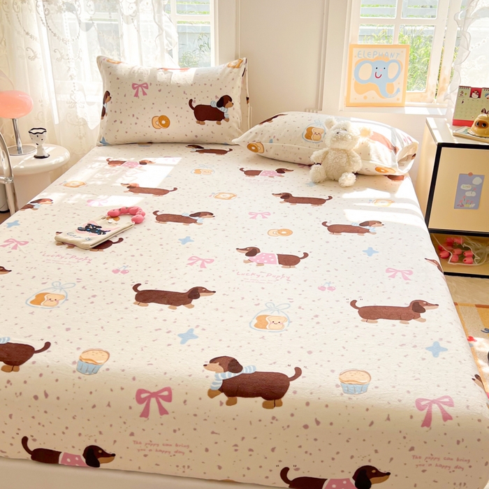 91家纺网 家纺一手货源 找家纺 吉象家纺 2024新款牛奶绒卡通印花单床笠 面包香肠狗