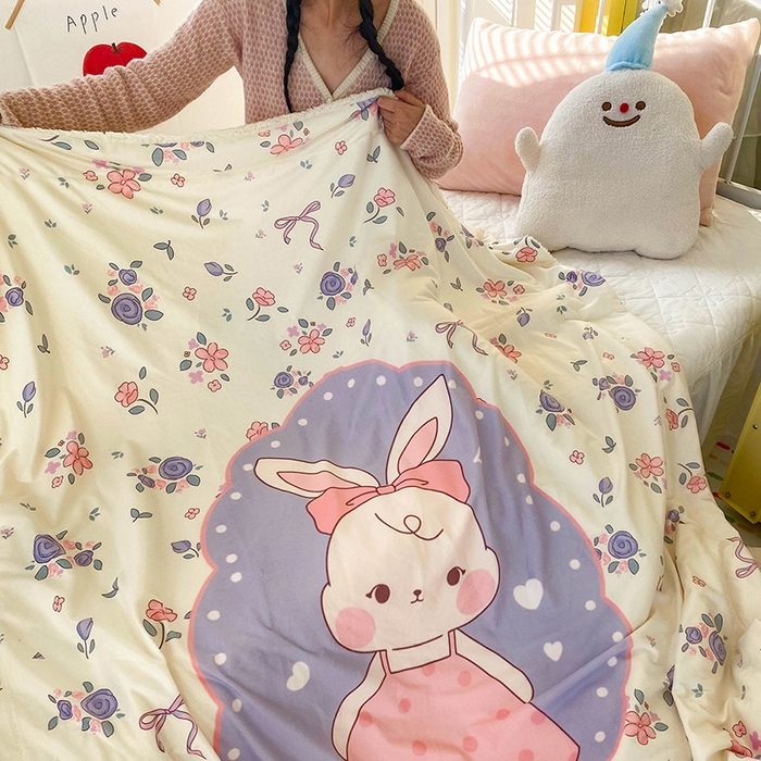 91家纺网 家纺一手货源 找家纺 潮邦创意家居 2025新款印花大版羊羔绒球-BIBY KELY系列羊绒绒毯 碎花长耳兔