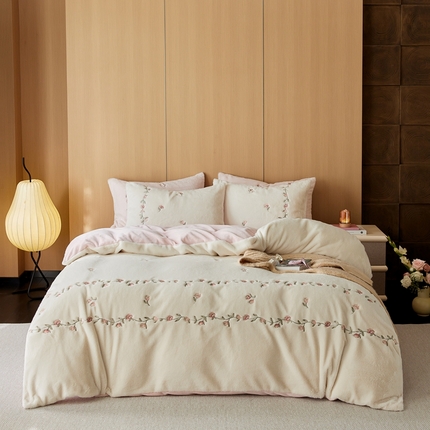 91家纺网 家纺一手货源 找家纺 佳汐蓝 2024新款加厚臻品兔绒四件套 花颜如梦奶芙