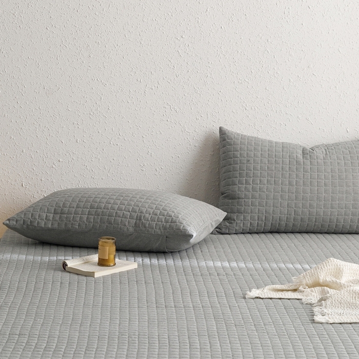 91家纺网 家纺一手货源 找家纺 忘忧草 2024新款全棉色织水洗棉夹棉枕套-格韵 格韵-浅灰