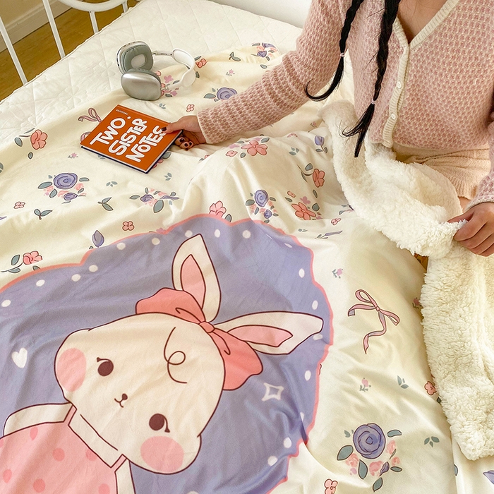 91家纺网 家纺一手货源 找家纺 潮邦创意家居 2025新款印花大版羊羔绒球-BIBY KELY系列羊绒绒毯 碎花长耳兔