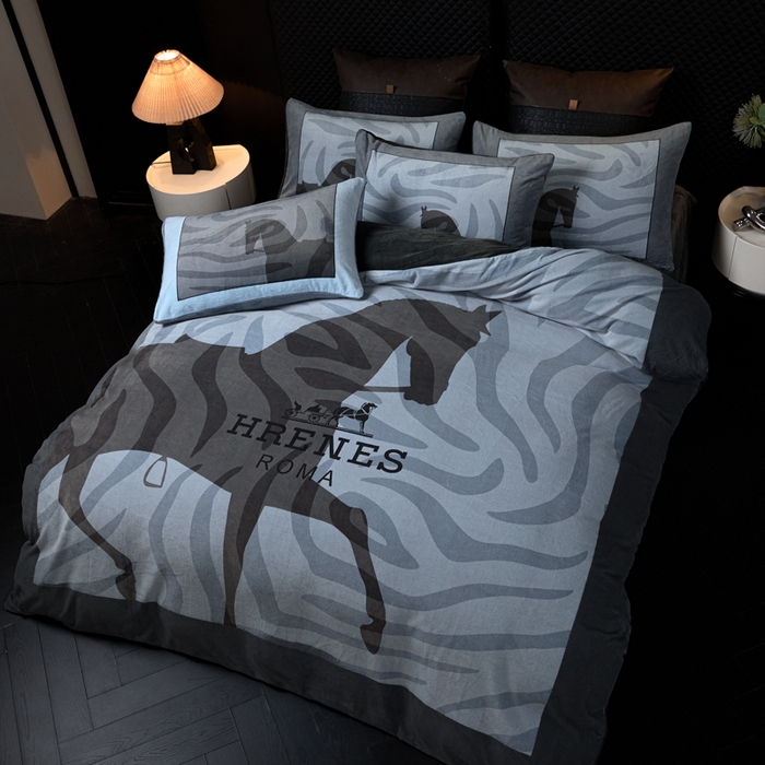 91家纺网 家纺一手货源 找家纺 新方向 2025新款240克A类全消光数码印花牛奶绒四件套-奥弗恩 深灰