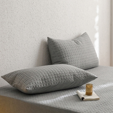 91家纺网 家纺一手货源 找家纺 忘忧草 2024新款全棉色织水洗棉夹棉枕套-格韵 格韵-浅灰