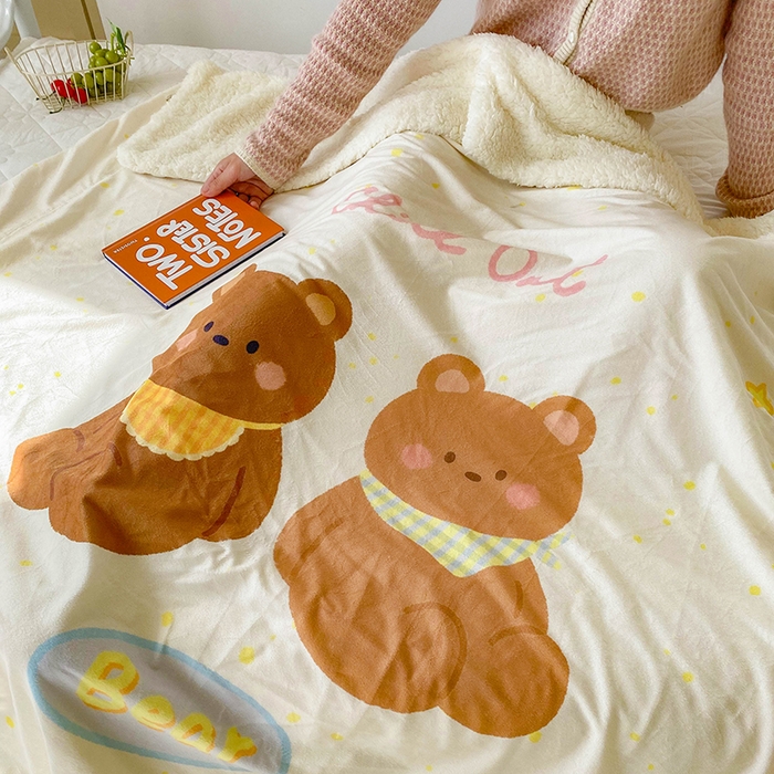 91家纺网 家纺一手货源 找家纺 潮邦创意家居 2025新款印花大版羊羔绒球-BIBY KELY系列羊绒绒毯 小熊宝贝