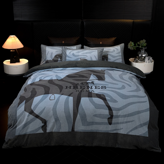 91家纺网 家纺一手货源 找家纺 新方向 2025新款240克A类全消光数码印花牛奶绒四件套-奥弗恩 深灰