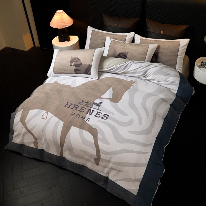 91家纺网 家纺一手货源 找家纺 新方向 2025新款240克A类全消光数码印花牛奶绒四件套-奥弗恩 浅灰