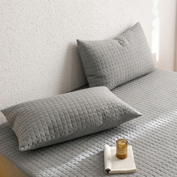91家纺网 家纺一手货源 找家纺 忘忧草 2024新款全棉色织水洗棉夹棉枕套-格韵 格韵-浅灰