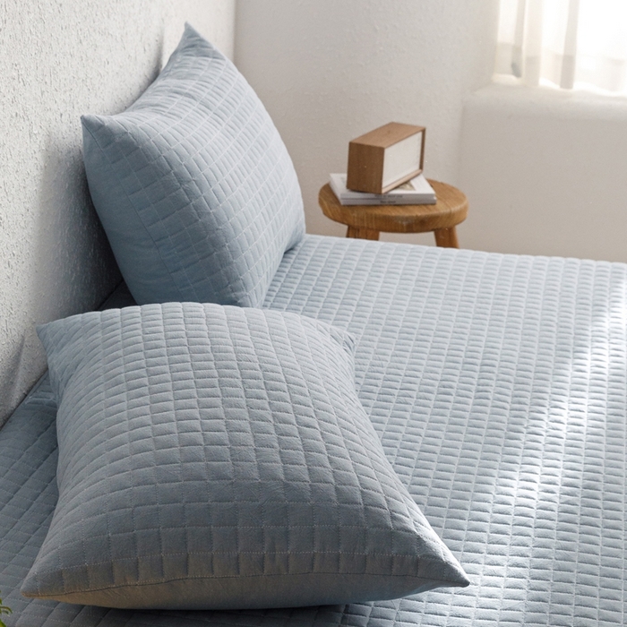 91家纺网 家纺一手货源 找家纺 忘忧草 2024新款全棉色织水洗棉夹棉枕套-格韵 格韵-浅蓝