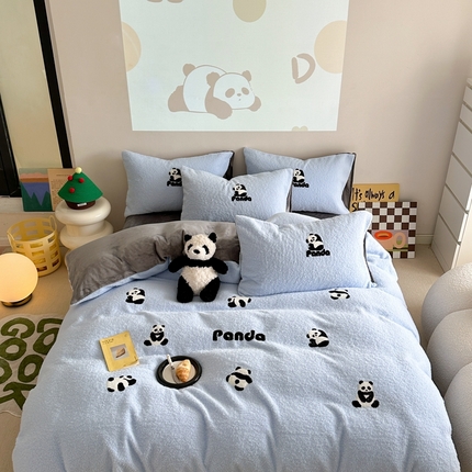 91家纺网 家纺一手货源 找家纺 Sweet dreams甜梦 2024新款仿羊绒牛奶绒卡通毛巾绣四件套浅蓝熊猫