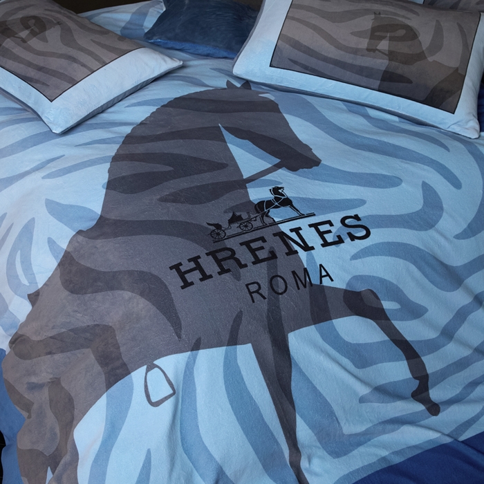 91家纺网 家纺一手货源 找家纺 新方向 2025新款240克A类全消光数码印花牛奶绒四件套-奥弗恩 深蓝