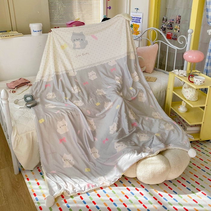 91家纺网 家纺一手货源 找家纺 潮邦创意家居 2025新款印花大版羊羔绒球-BIBY KELY系列羊绒绒毯 写信的小猫