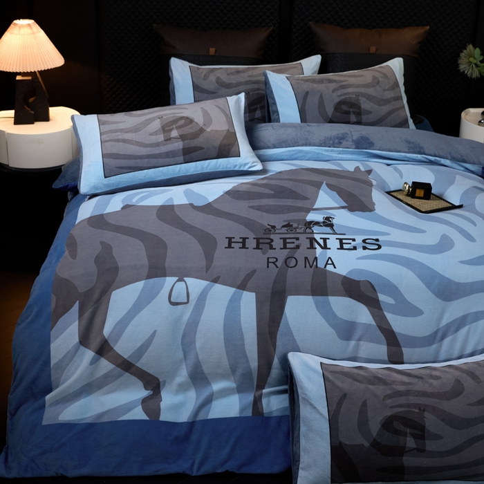 91家纺网 家纺一手货源 找家纺 新方向 2025新款240克A类全消光数码印花牛奶绒四件套-奥弗恩 深蓝