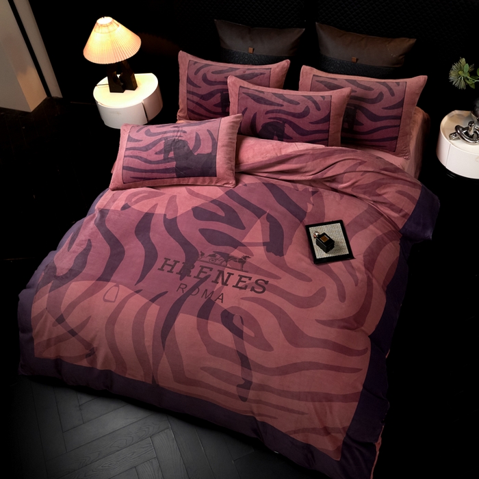 91家纺网 家纺一手货源 找家纺 新方向 2025新款240克A类全消光数码印花牛奶绒四件套-奥弗恩 酒红