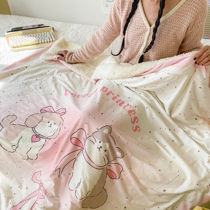 91家纺网 家纺一手货源 找家纺 潮邦创意家居 2025新款印花大版羊羔绒球-BIBY KELY系列羊绒绒毯 可爱小公主