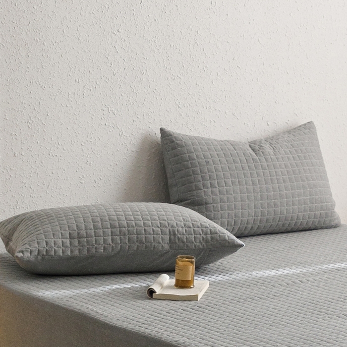 91家纺网 家纺一手货源 找家纺 忘忧草 2024新款全棉色织水洗棉夹棉枕套-格韵 格韵-浅灰
