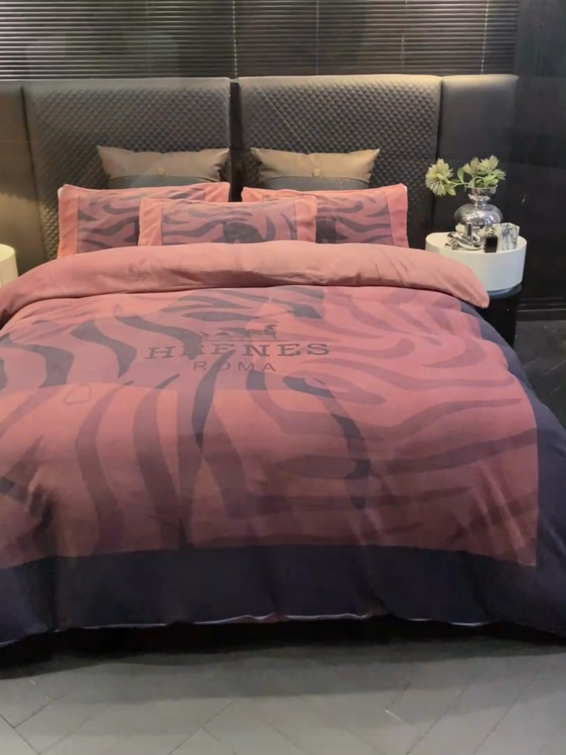 91家纺网 家纺一手货源 找家纺 新方向 2025新款240克A类全消光数码印花牛奶绒四件套-奥弗恩 酒红