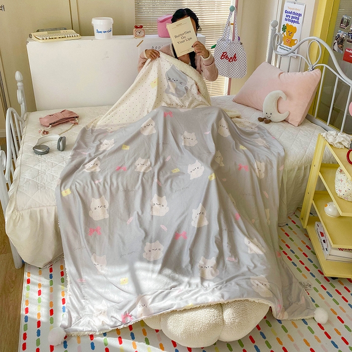 91家纺网 家纺一手货源 找家纺 潮邦创意家居 2025新款印花大版羊羔绒球-BIBY KELY系列羊绒绒毯 写信的小猫