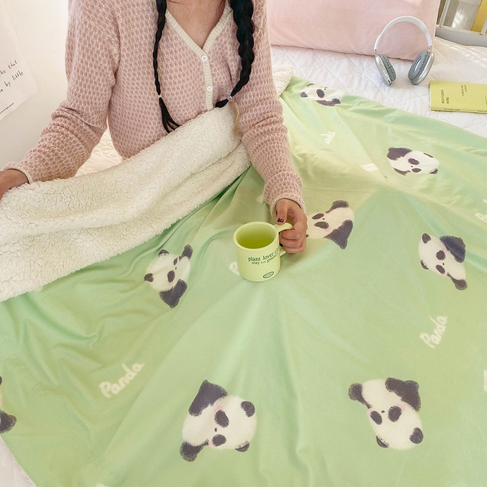 91家纺网 家纺一手货源 找家纺 潮邦创意家居 2025新款印花大版羊羔绒球-BIBY KELY系列羊绒绒毯 熊猫花花