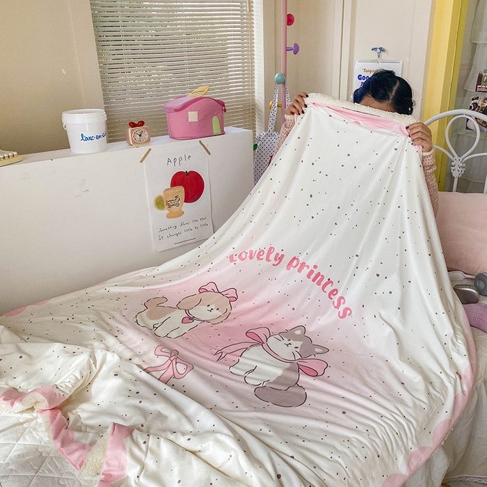 91家纺网 家纺一手货源 找家纺 潮邦创意家居 2025新款印花大版羊羔绒球-BIBY KELY系列羊绒绒毯 可爱小公主