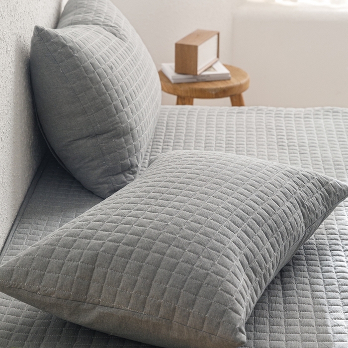 91家纺网 家纺一手货源 找家纺 忘忧草 2024新款全棉色织水洗棉夹棉枕套-格韵 格韵-浅灰