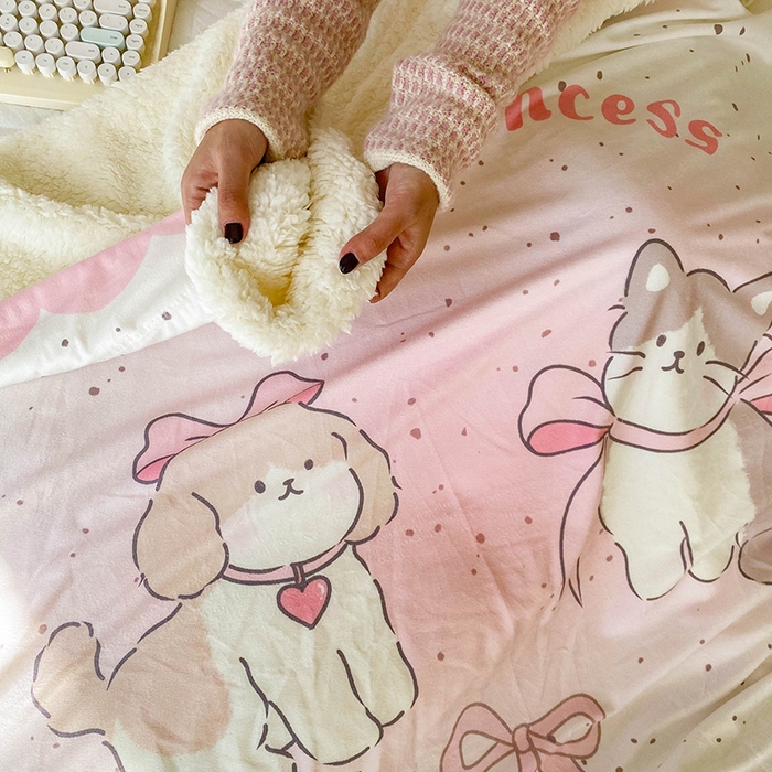 91家纺网 家纺一手货源 找家纺 潮邦创意家居 2025新款印花大版羊羔绒球-BIBY KELY系列羊绒绒毯 可爱小公主