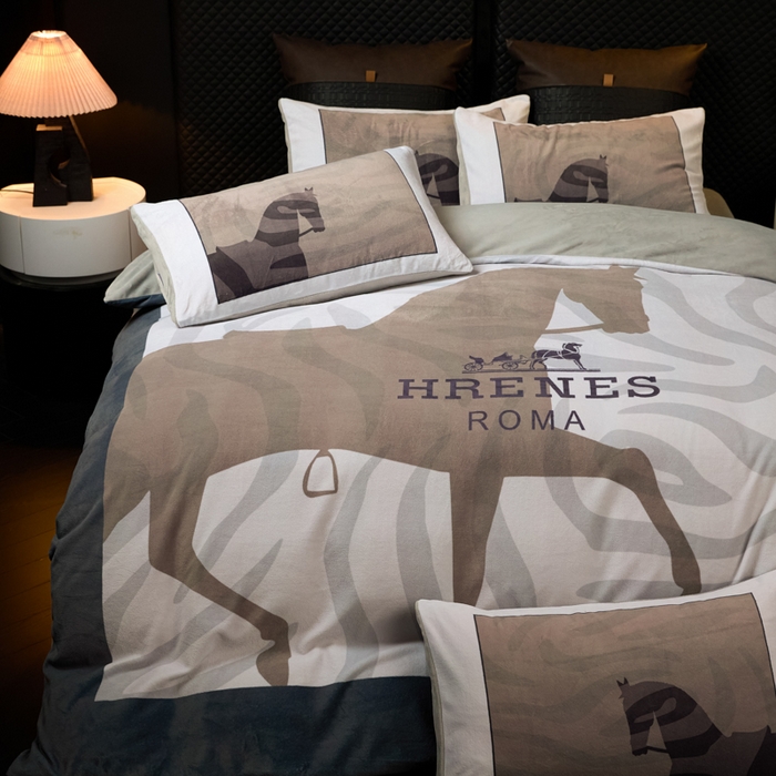 91家纺网 家纺一手货源 找家纺 新方向 2025新款240克A类全消光数码印花牛奶绒四件套-奥弗恩 浅灰