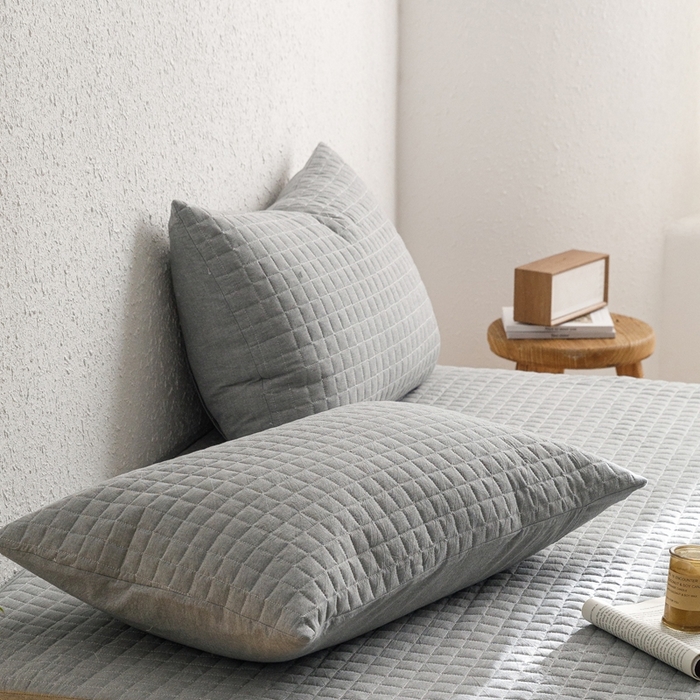 91家纺网 家纺一手货源 找家纺 忘忧草 2024新款全棉色织水洗棉夹棉枕套-格韵 格韵-浅灰