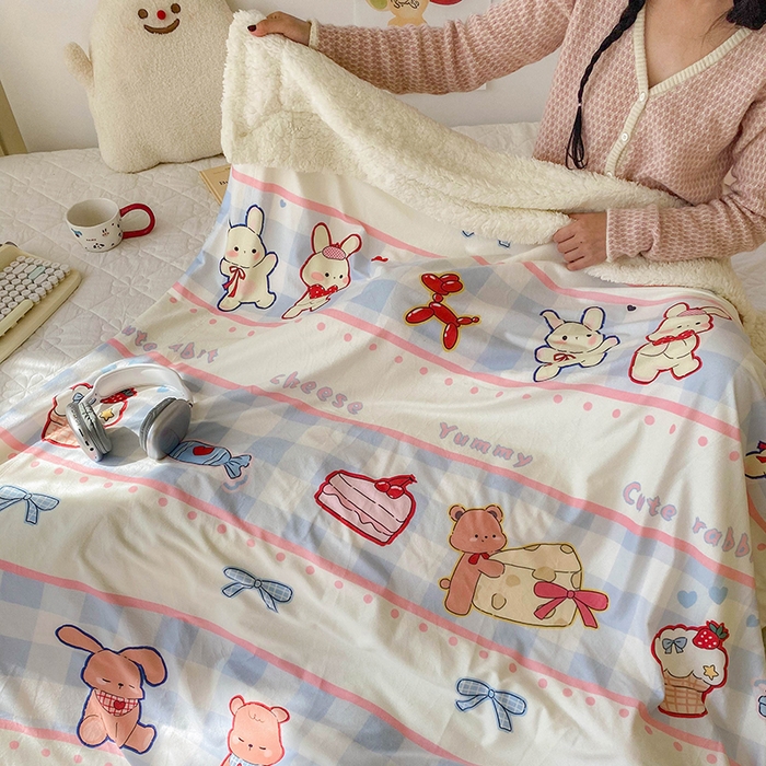 91家纺网 家纺一手货源 找家纺 潮邦创意家居 2025新款印花大版羊羔绒球-BIBY KELY系列羊绒绒毯 小熊的糖果世界