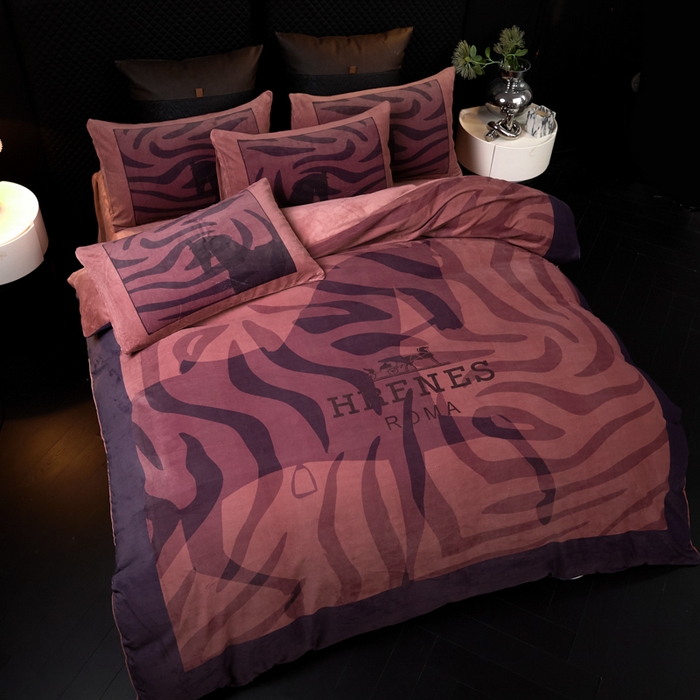 91家纺网 家纺一手货源 找家纺 新方向 2025新款240克A类全消光数码印花牛奶绒四件套-奥弗恩 酒红