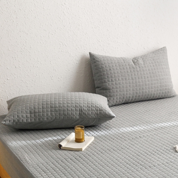 91家纺网 家纺一手货源 找家纺 忘忧草 2024新款全棉色织水洗棉夹棉枕套-格韵 格韵-浅灰