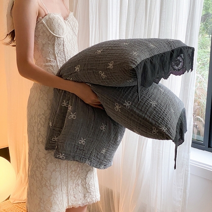 91家纺网 家纺一手货源 找家纺 麻依 2024新款法式四层纱布枕套花边款 浅梦