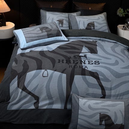 91家纺网 家纺一手货源 找家纺 新方向 2025新款240克A类全消光数码印花牛奶绒四件套-奥弗恩 深灰