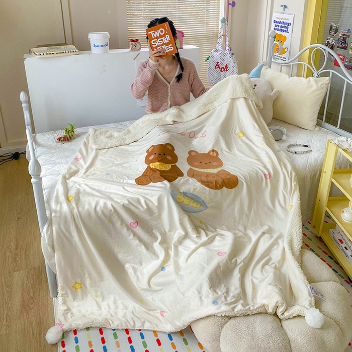 91家纺网 家纺一手货源 找家纺 潮邦创意家居 2025新款印花大版羊羔绒球-BIBY KELY系列羊绒绒毯 小熊宝贝