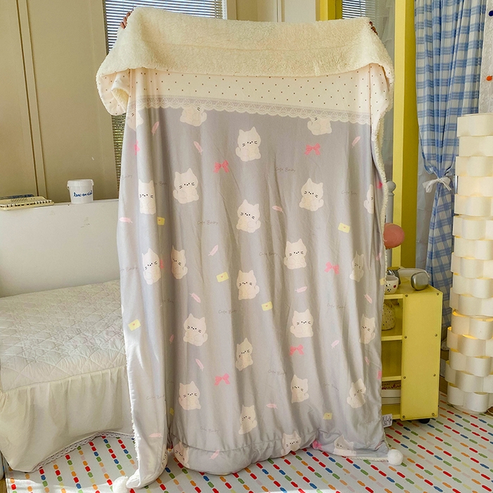 91家纺网 家纺一手货源 找家纺 潮邦创意家居 2025新款印花大版羊羔绒球-BIBY KELY系列羊绒绒毯 写信的小猫