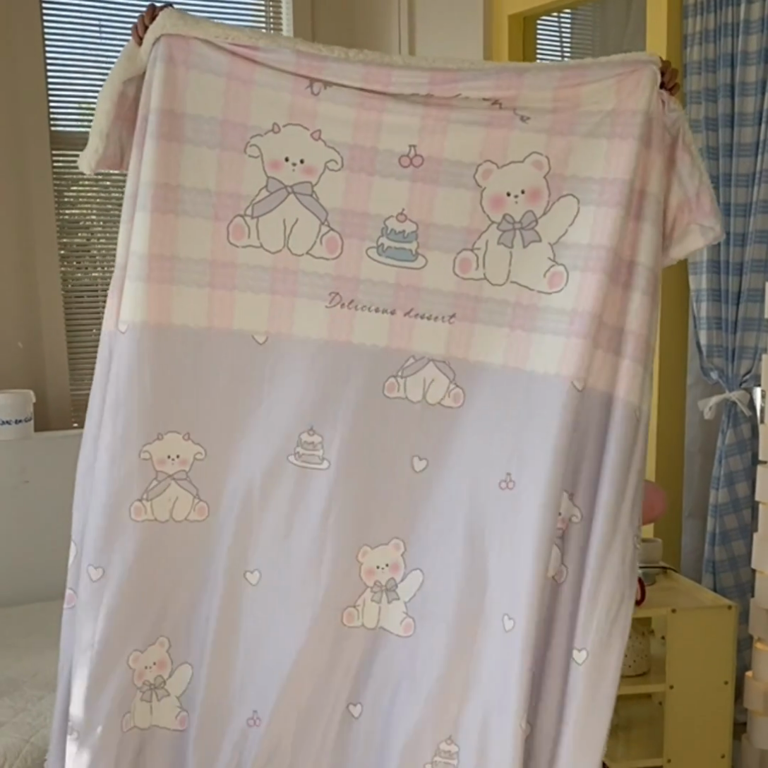 91家纺网 家纺一手货源 找家纺 潮邦创意家居 2025新款印花大版羊羔绒球-BIBY KELY系列羊绒绒毯 粉紫小甜心