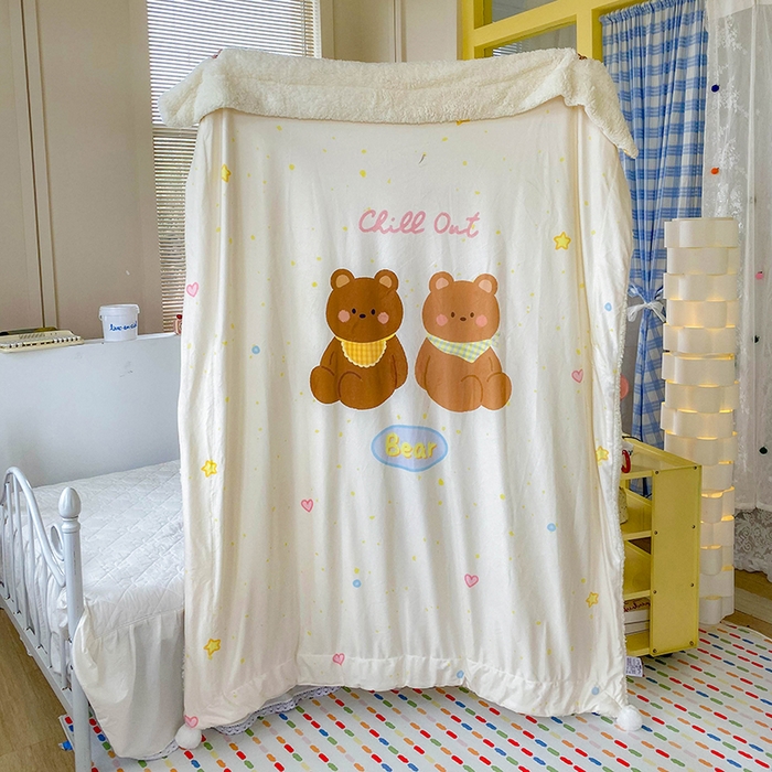 91家纺网 家纺一手货源 找家纺 潮邦创意家居 2025新款印花大版羊羔绒球-BIBY KELY系列羊绒绒毯 小熊宝贝