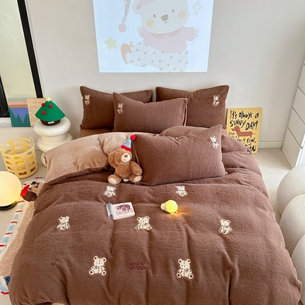 91家纺网 家纺一手货源 找家纺 Sweet dreams甜梦 2024新款仿羊绒牛奶绒卡通毛巾绣四件套深咖小熊
