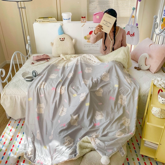 91家纺网 家纺一手货源 找家纺 潮邦创意家居 2025新款印花大版羊羔绒球-BIBY KELY系列羊绒绒毯 写信的小猫