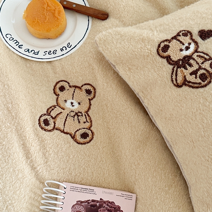 91家纺网 家纺一手货源 找家纺 Sweet dreams甜梦 2024新款仿羊绒牛奶绒卡通毛巾绣四件套米色小熊