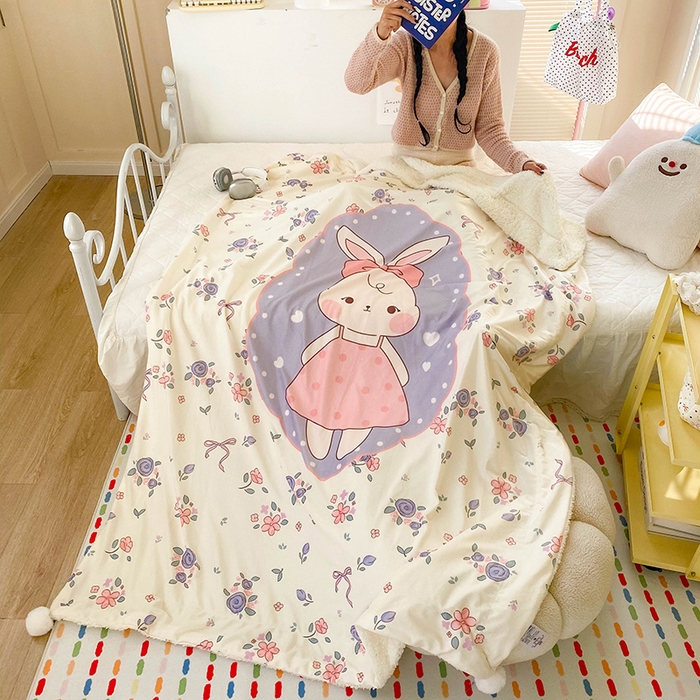 91家纺网 家纺一手货源 找家纺 潮邦创意家居 2025新款印花大版羊羔绒球-BIBY KELY系列羊绒绒毯 碎花长耳兔