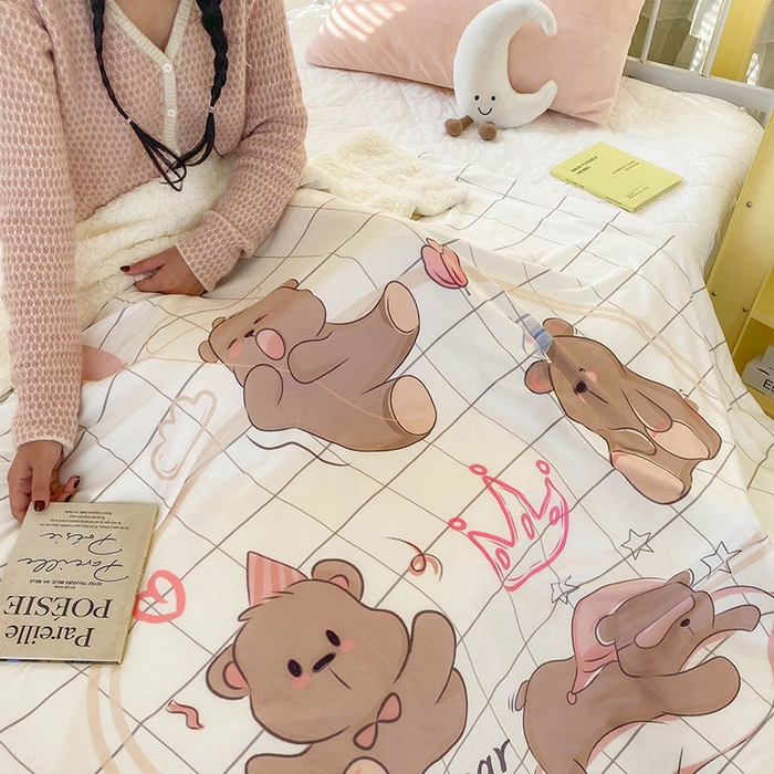 91家纺网 家纺一手货源 找家纺 潮邦创意家居 2025新款印花大版羊羔绒球-BIBY KELY系列羊绒绒毯 赖床的早八小熊