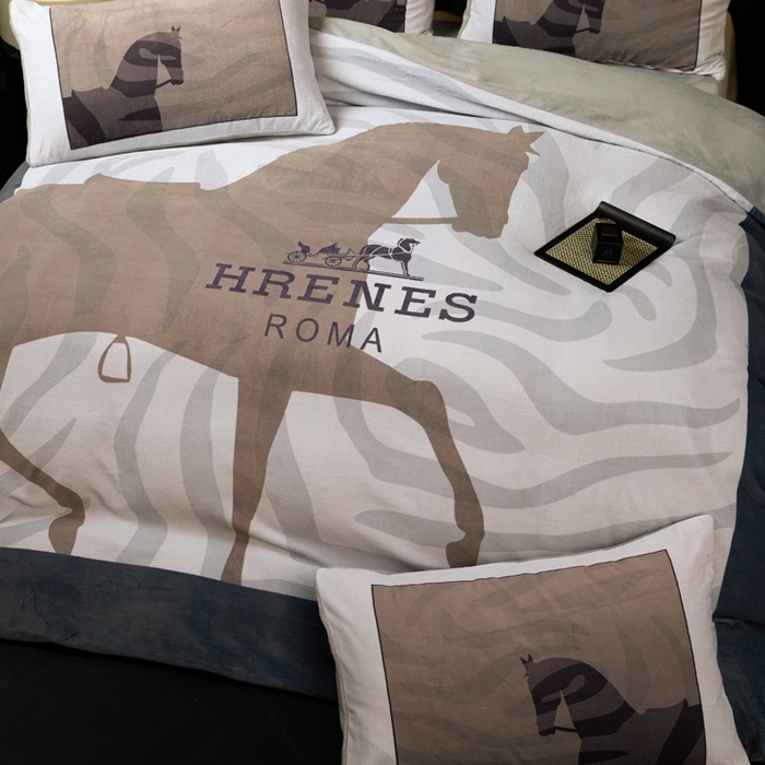 91家纺网 家纺一手货源 找家纺 新方向 2025新款240克A类全消光数码印花牛奶绒四件套-奥弗恩 浅灰